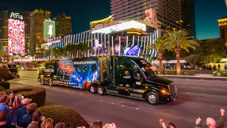 <strong>NASCAR Hauler Parade Las Vegas: A Guide to the Ultimate Fan Experience</strong>